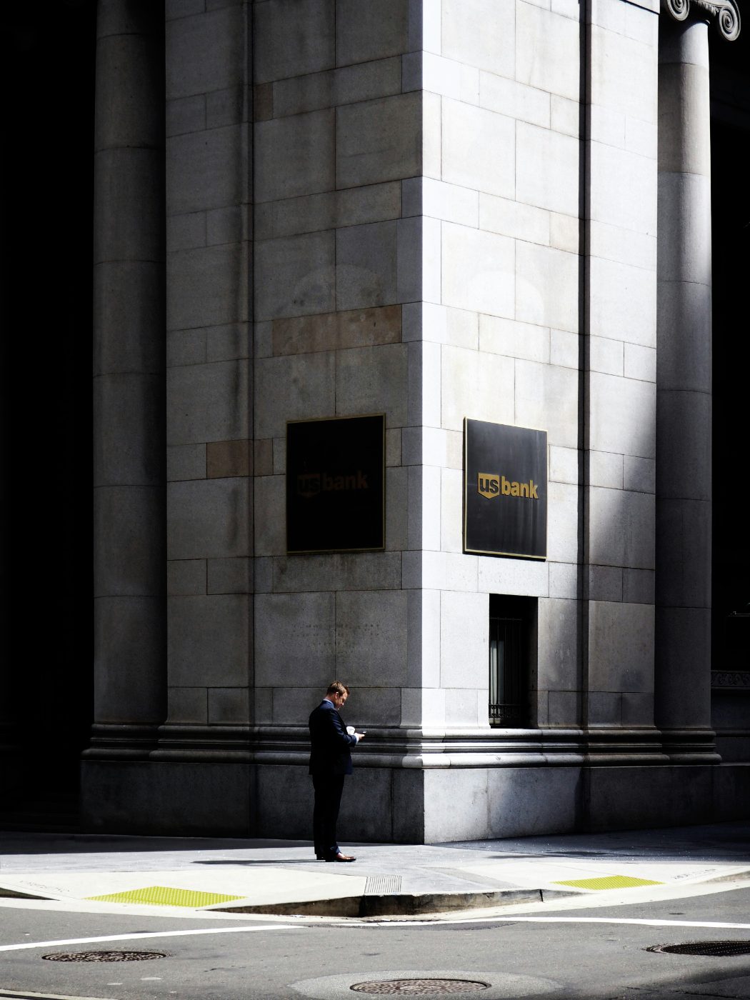 Cadre devant une institution financière.