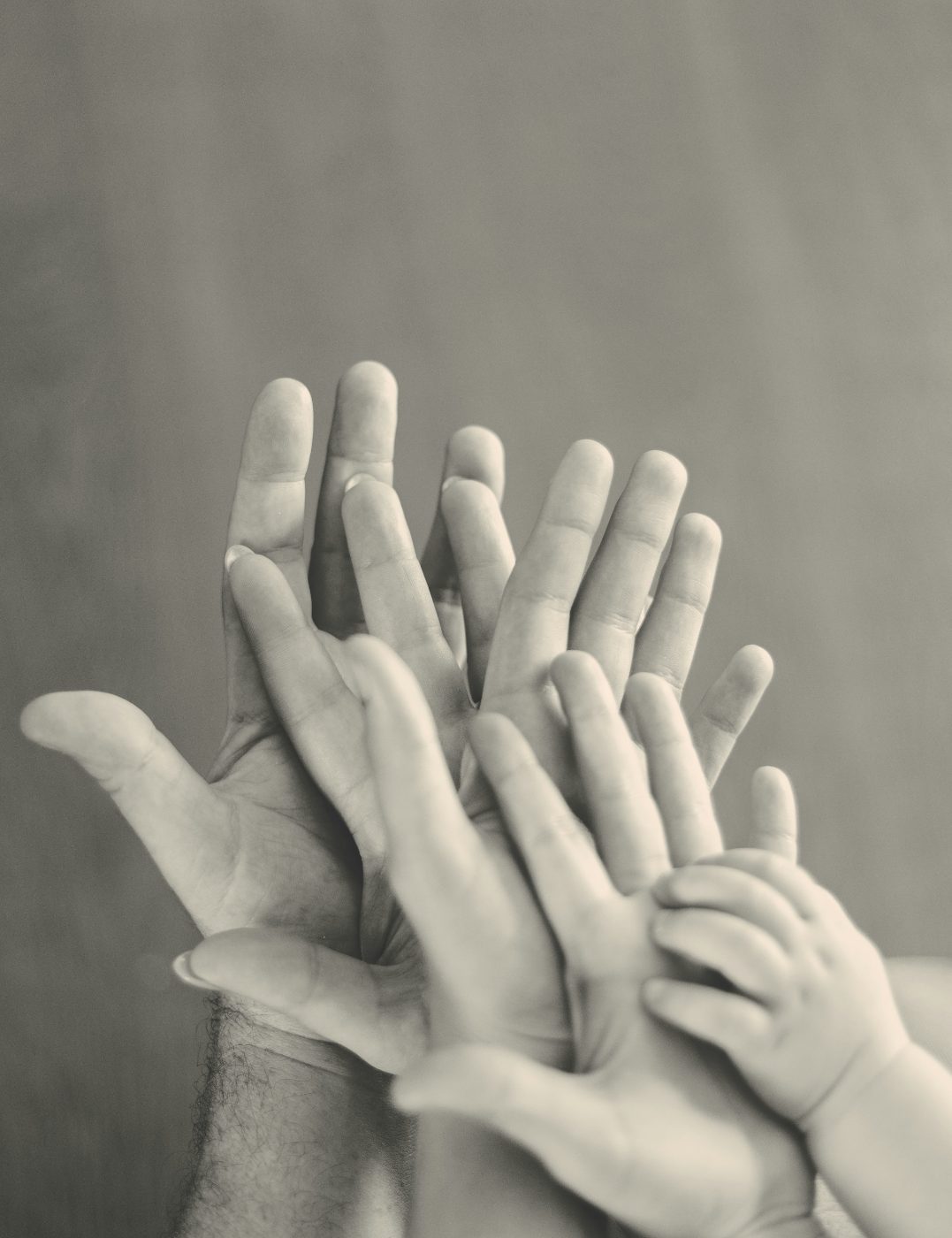 Familles et transmission — mains de plusieurs générations.