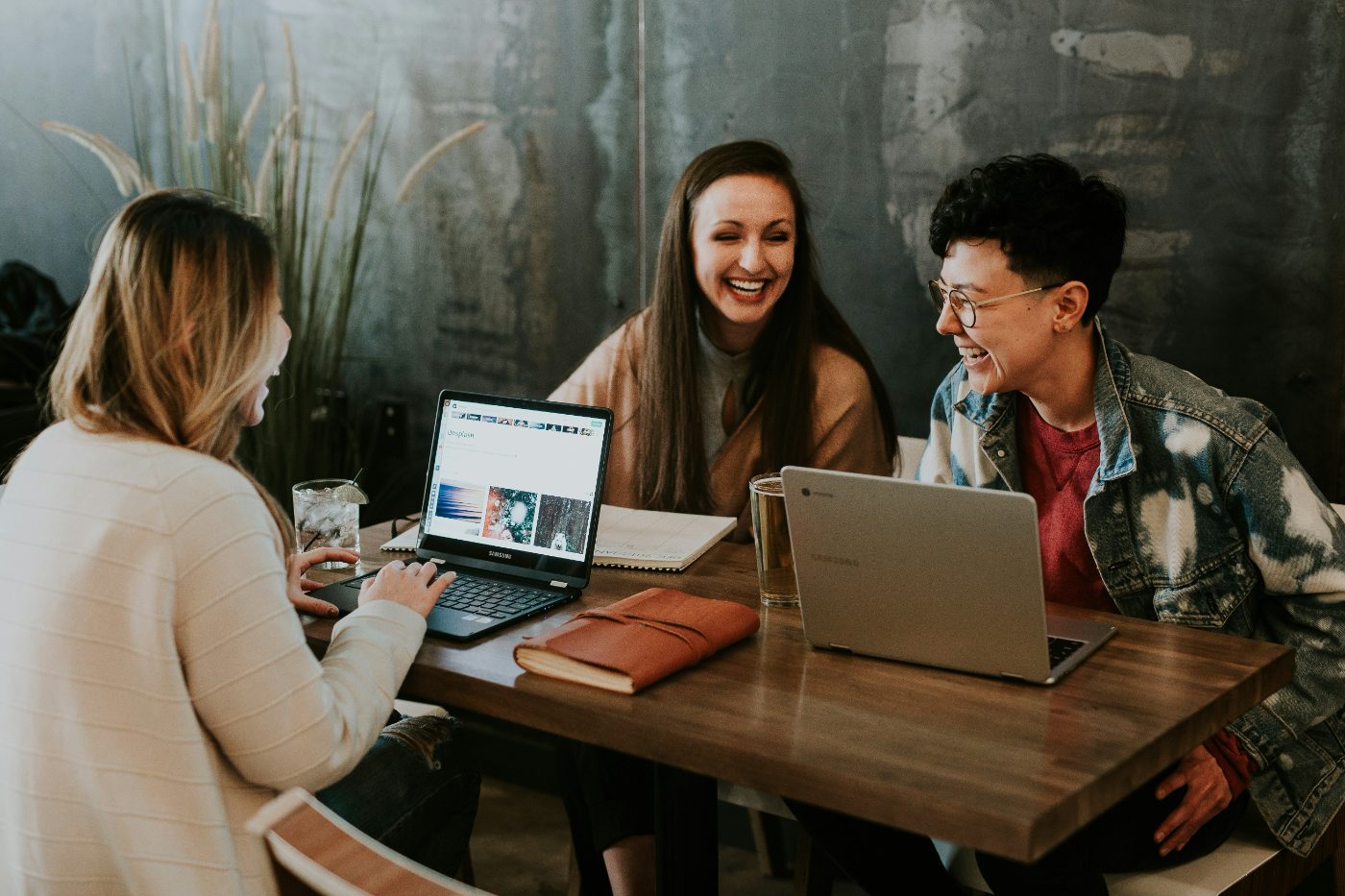 Jeunes actifs en échange autour d'un café.